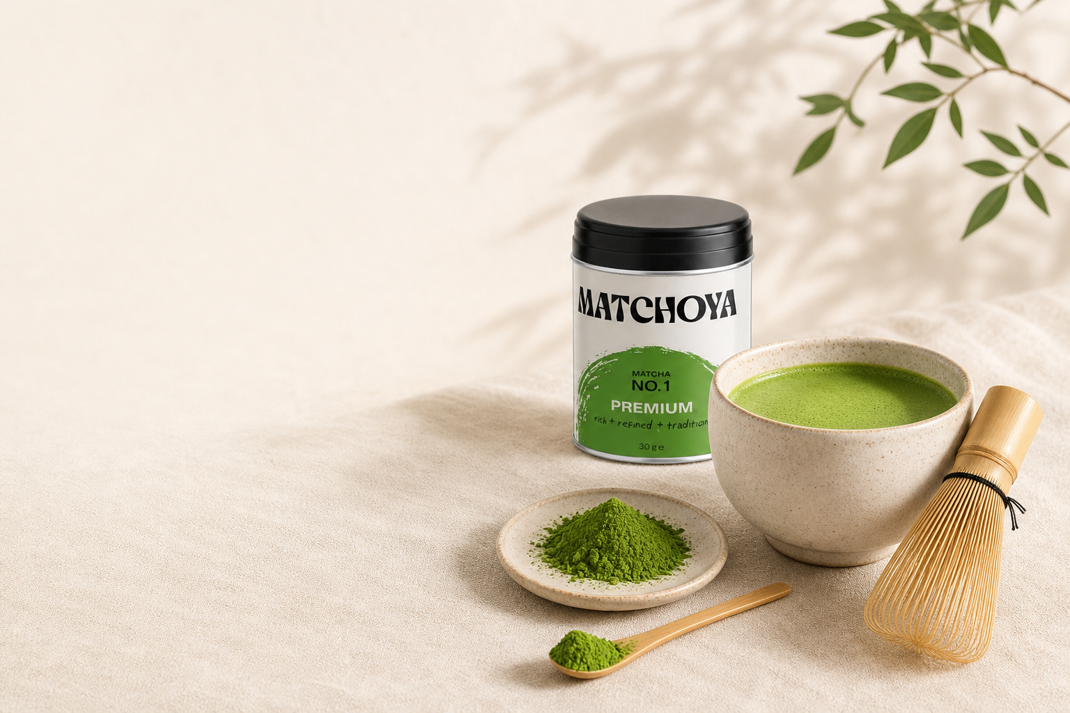 Matchoya Premium Uji Matcha kaufen — Dose, Schale mit Schaum, Bambusbesen und Matcha-Pulver