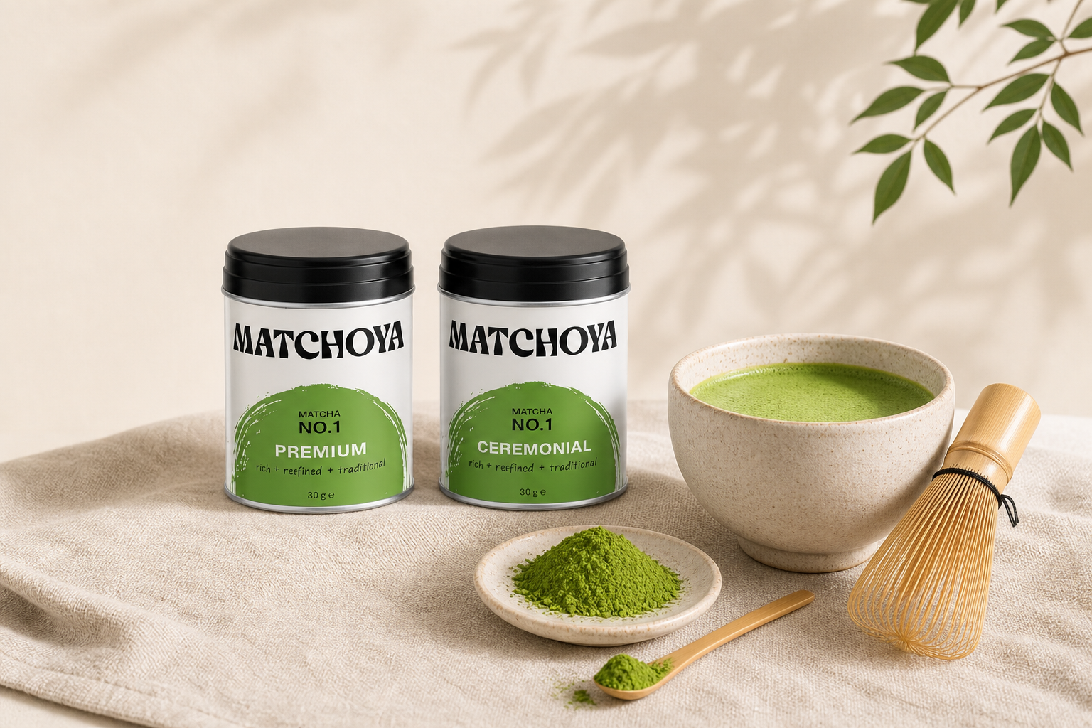 Premium und Ceremonial Uji Matcha Dose mit Matcha-Pulver und Chasen vor Kyoto-Teefeld