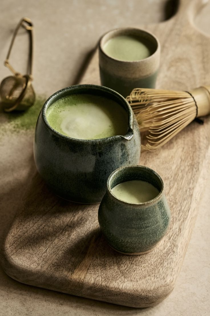 matcha-zubereitung mit chasen und schale auf modernem cafe-tisch