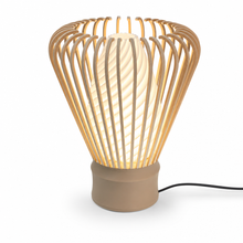 Chasen Lampe – Japandi Tischlampe aus Holz im Matcha-Besen-Design mit warmweißem Licht
