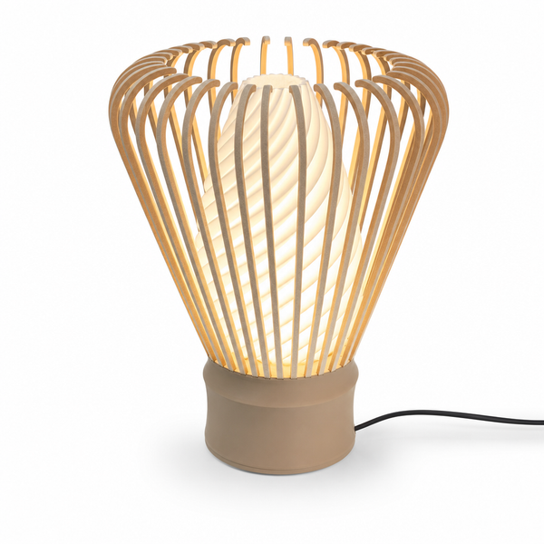 Chasen Lampe – Japandi Tischlampe aus Holz im Matcha-Besen-Design mit warmweißem Licht