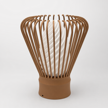 Matchoya Chasen Lampe seitlich – Tischlampe aus Holz mit Terrakotta-Sockel