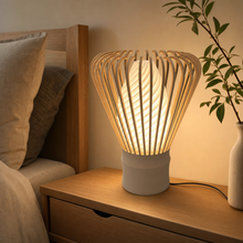 Chasen Lampe als Nachttischlampe aus Holz auf einem Nachttisch im Schlafzimmer