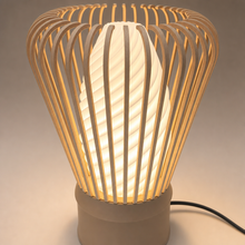 Detailaufnahme der Chasen Lampe – Holzstreben im Matcha-Besen-Design mit warmem Licht