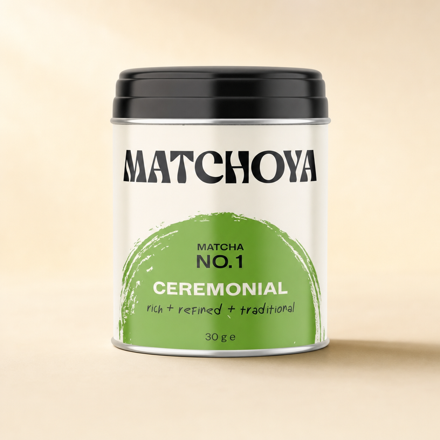 Ceremonial Uji Matcha in Schale mit Bambusbesen, ruhiges Studio-Setting