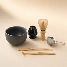 Matcha Keramik Set Schwarz 6-teilig – Studioansicht auf Beige