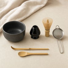 Matcha Keramik Set Schwarz 6-teilig – Lifestyle-Ansicht
