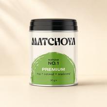 Premium Uji Matcha in Schale mit Bambusbesen, ruhiges Studio-Setting