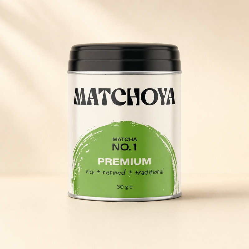 Premium Uji Matcha in Schale mit Bambusbesen, ruhiges Studio-Setting