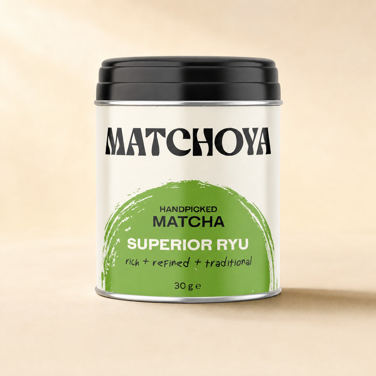 Superior RYU Matcha Dose im ruhigen Studio-Setting auf beigem Hintergrund