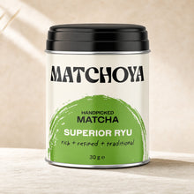 Superior RYU Matcha Dose auf Leinen mit Lichtschatten
